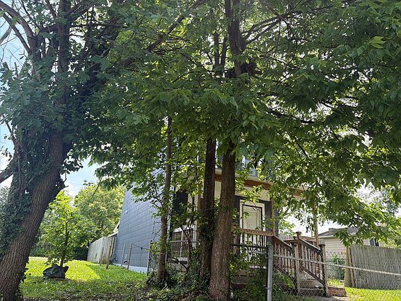 3rd image of 208 S Oakley Ave