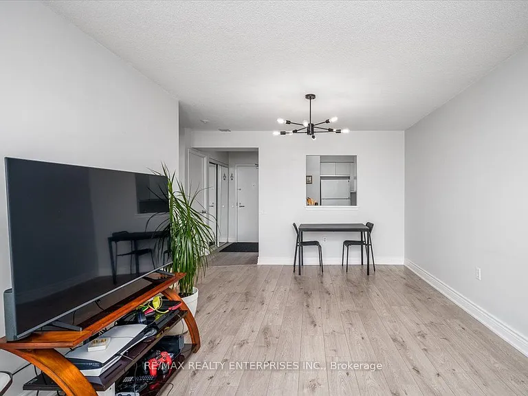 21 Overlea Blvd NE #506 — Photo 8