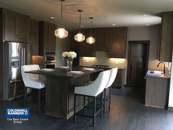 Hickory Cabinets & Kithcen Aid Appliances