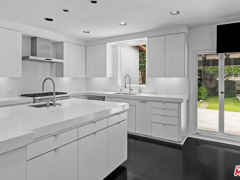 305 S Bedford Dr — Photo 10
