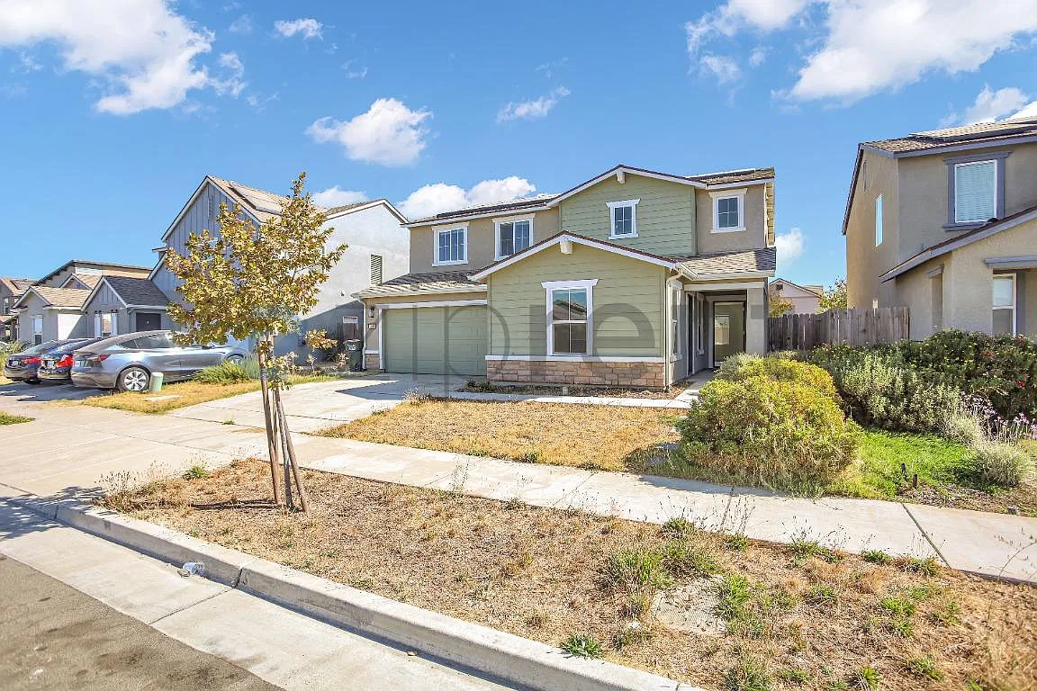 5 bed, 3.5 bath, 2544 sqft, $2,599 — Photo 2