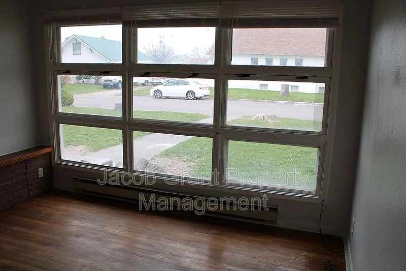 3 bed, 1.0 bath, 1504 sqft, $1,395 — Photo 4
