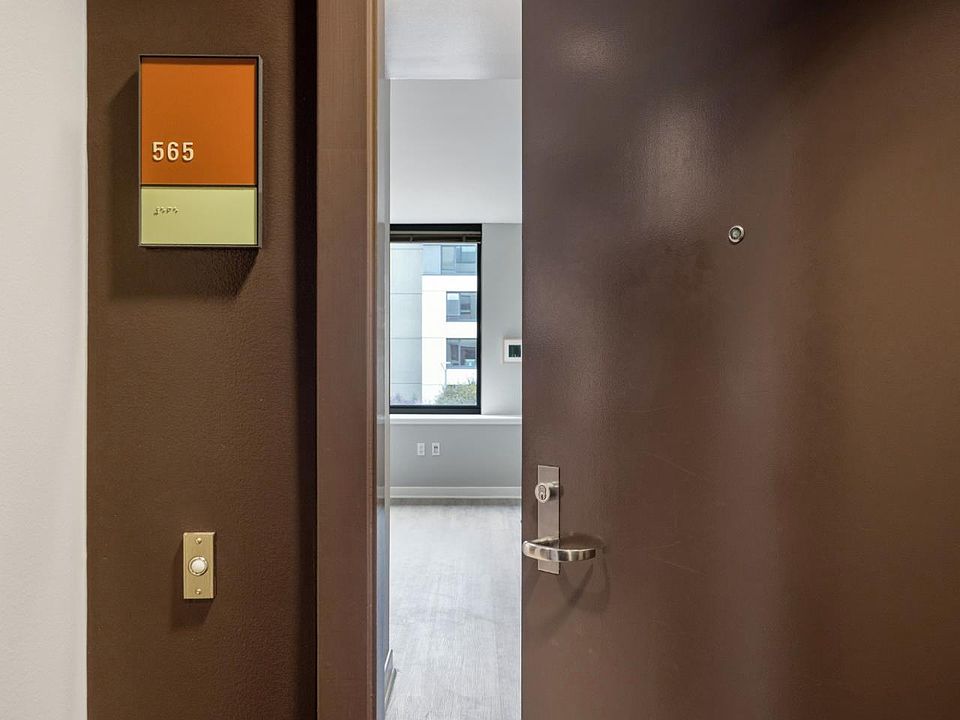 1st image of 260 King St Unit 565