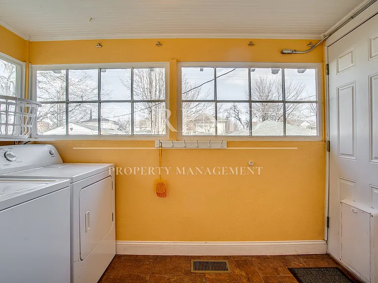 1214 W Maine St — Photo 20
