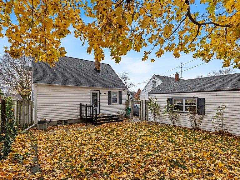 2116 Riverside Dr NE — Photo 16