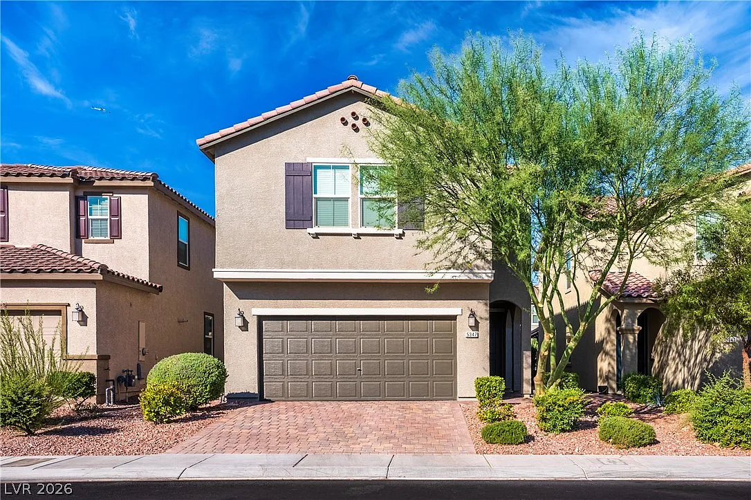 4 bed, 2.5 bath, 2471 sqft, $3,000 — Photo 2