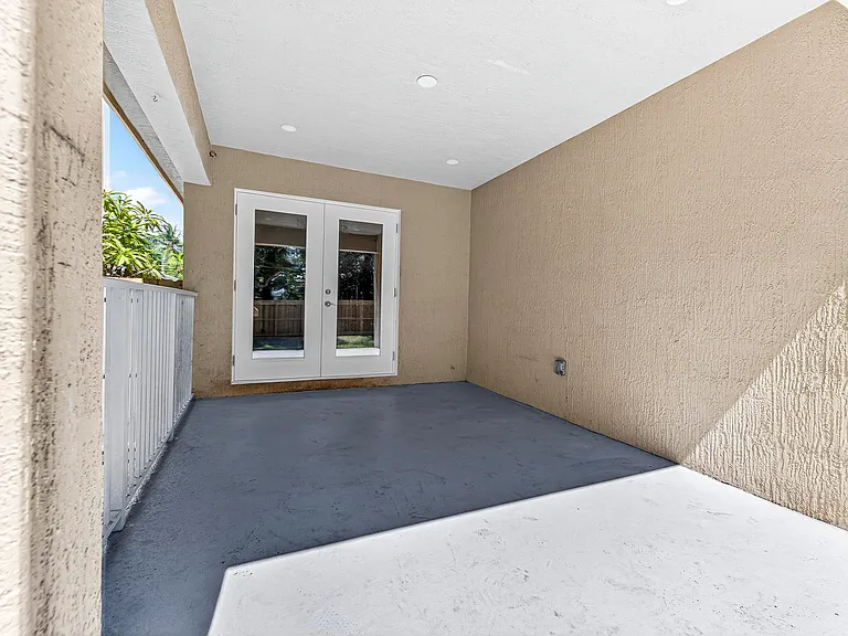410 NE 34th St — Photo 37