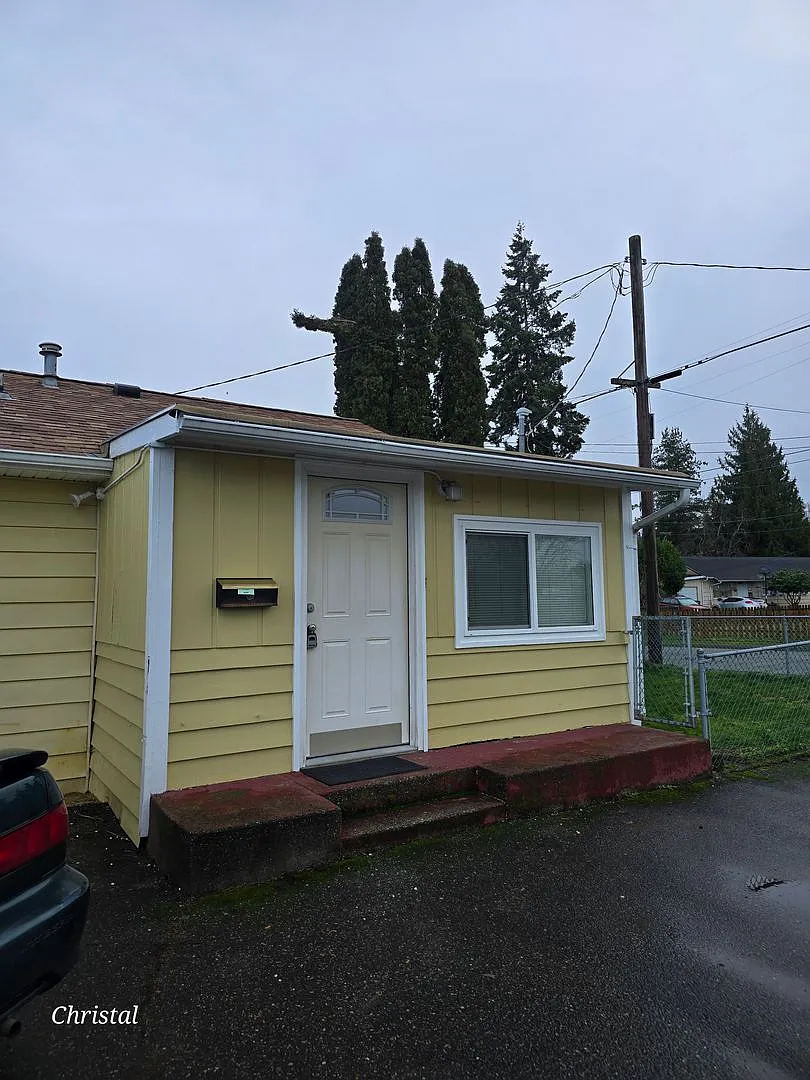 3 Bedroom in Bremerton — Photo 2