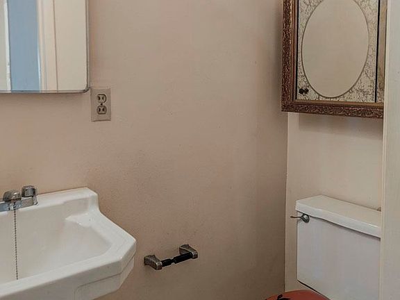 4th image of 460 Craven Ct