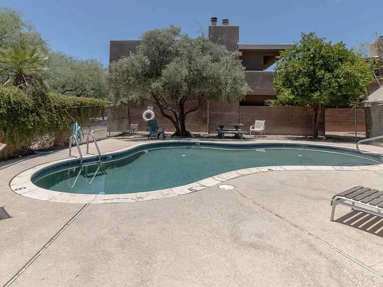 1646 N Mountain View Ave — Photo 3