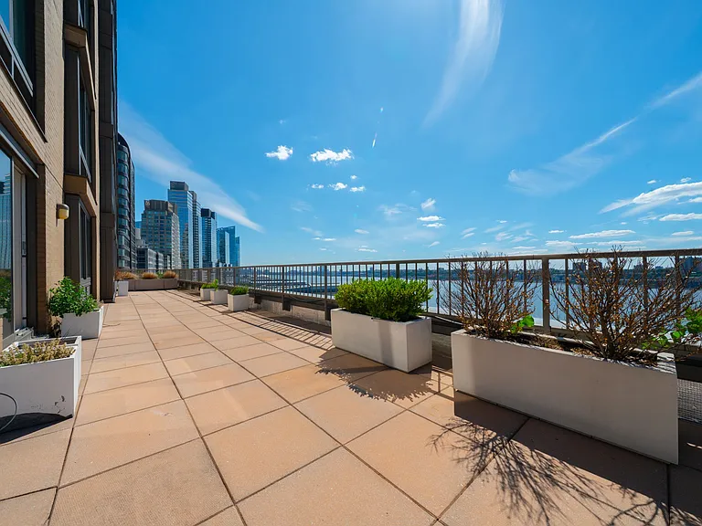 160 Riverside Blvd #18A — Photo 1