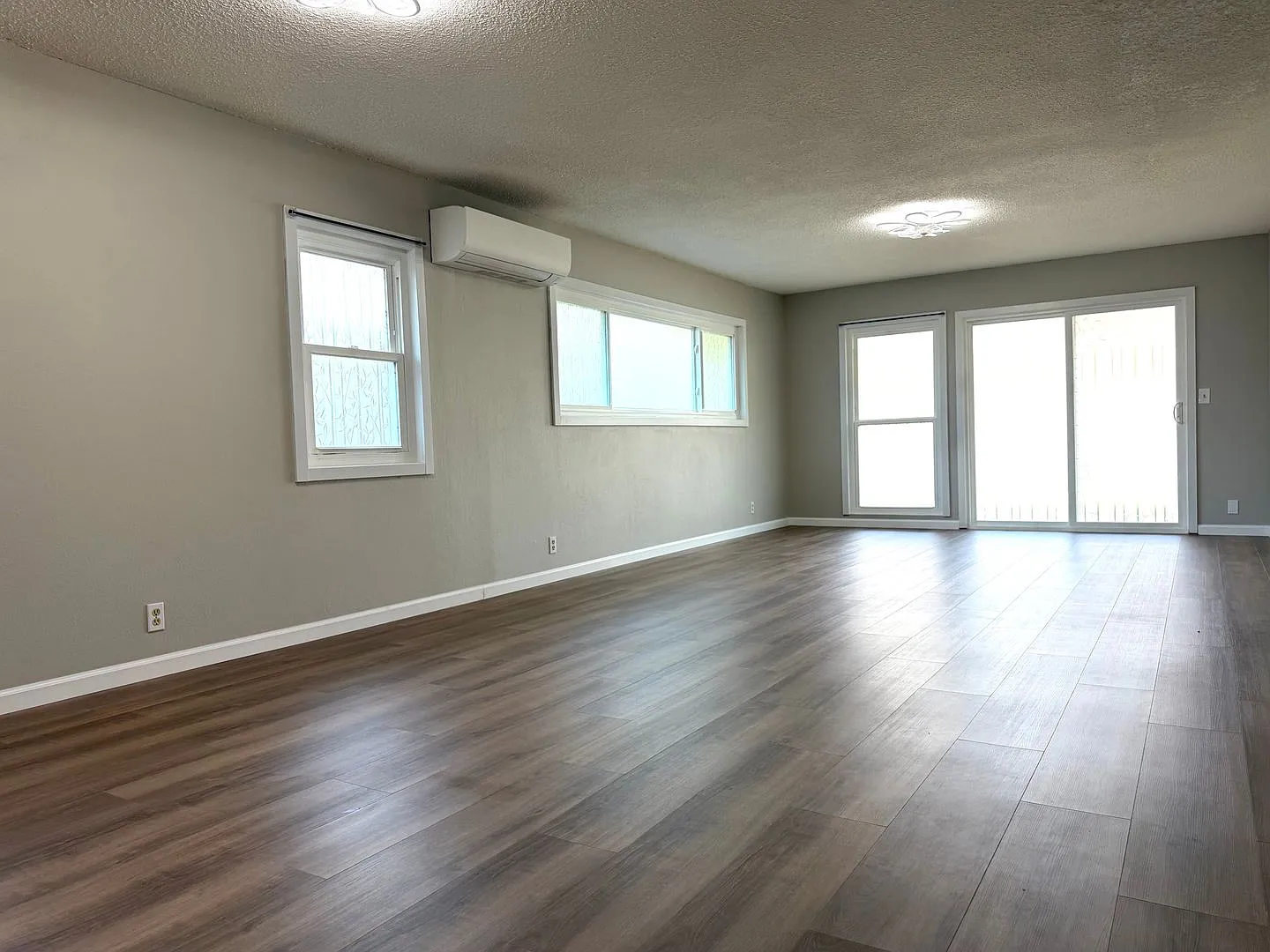 Renovated 3 Bedroom, 2 Bathroom House (Village Park) — Photo 3