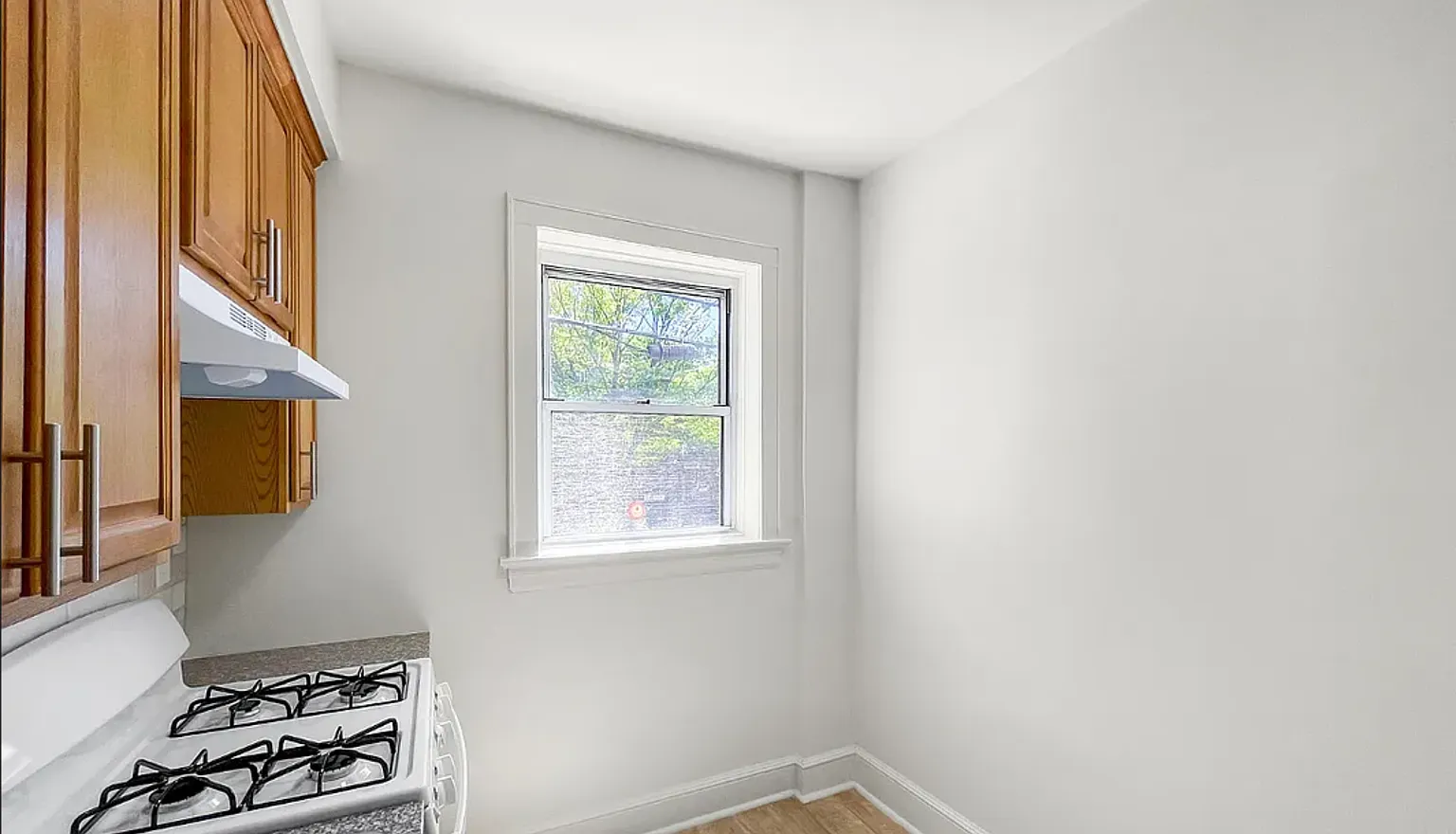 2 bed, 1000 sqft, $2,400 — Photo 2