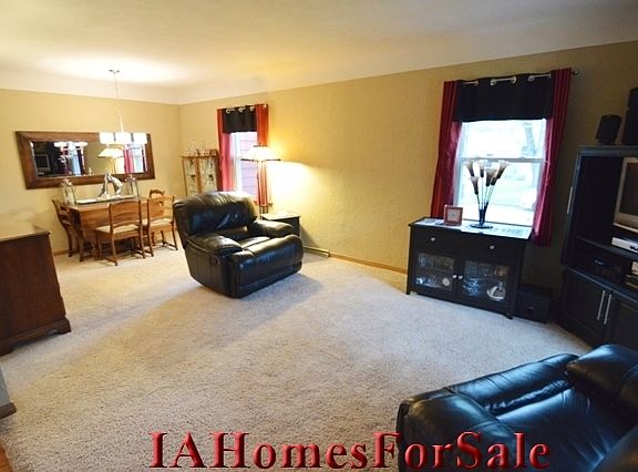 LIVING ROOM/DINING ROOM--


BEAUTIFUL TEXTURED WALLS, COVED CEILINGS, NEW PAINT, NEWER CARPET WITH HARDWOOD FLOOR UNDER. DINING ROOM SEATS UP TO 10 PEOPLE FOR DINNER. BEAUTIFUL ARCHED DOORWAYS.

