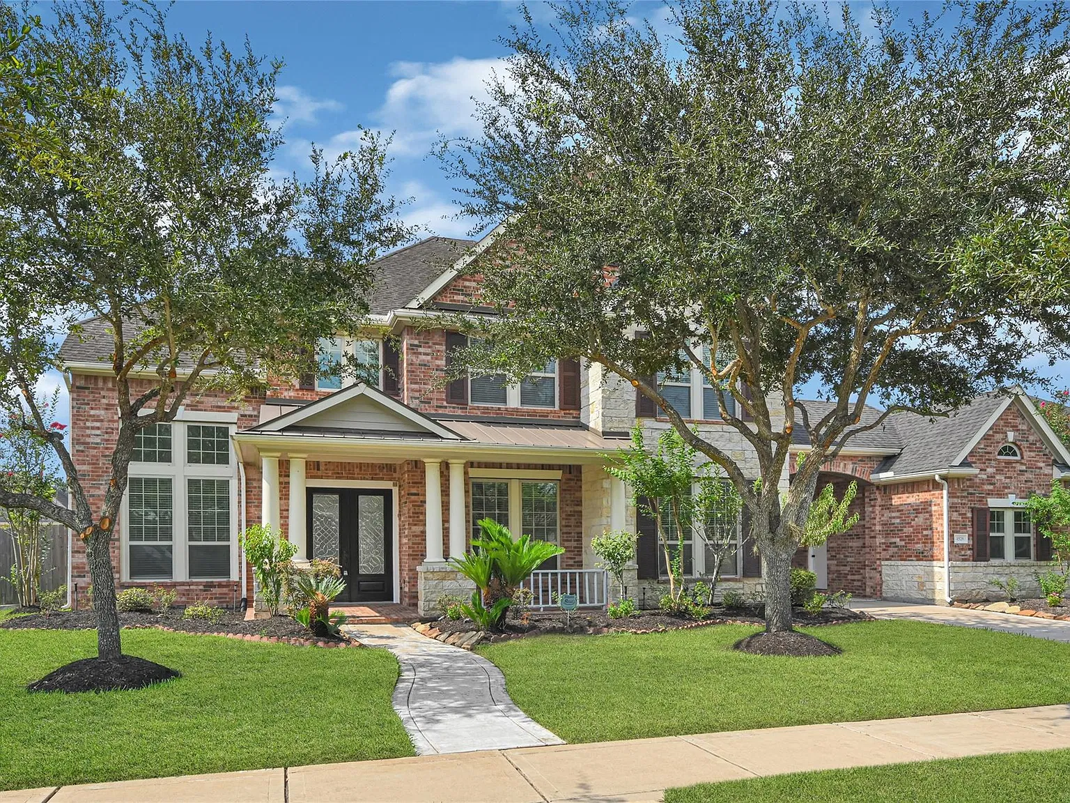 5 bed, 4.0 bath, 4898 sqft, $4,500 — Photo 2