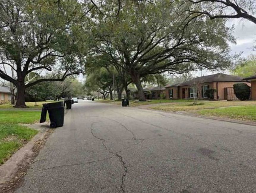 Exterior Neighborhood (street photo)