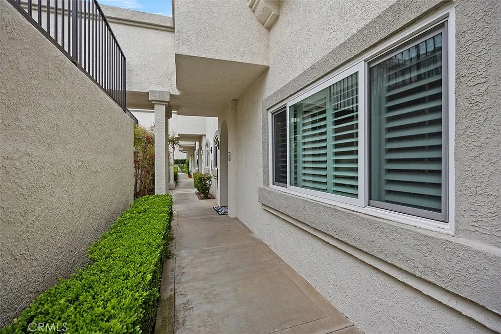 2 bed, 1053 sqft, $4,295 — Photo 4