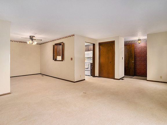 4th image of 806 Brook Village Ct
