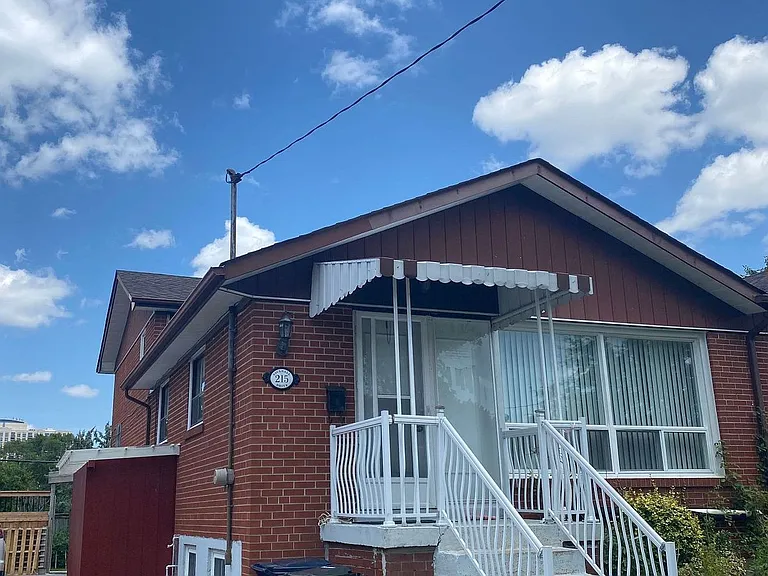 215 Vauxhall Dr — Photo 1