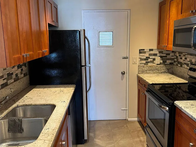 1407 NE 56th St #201 — Photo 6