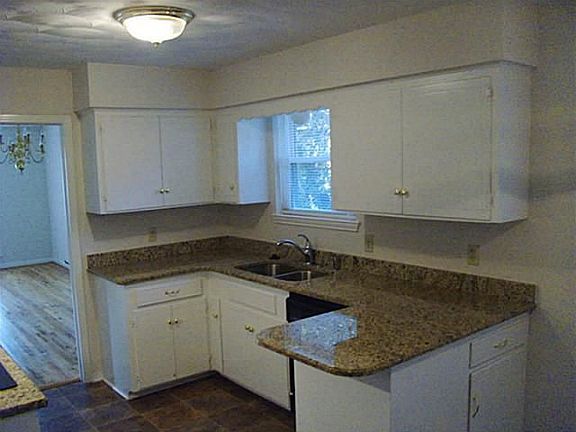 2nd image of 604 Nottingham Dr
