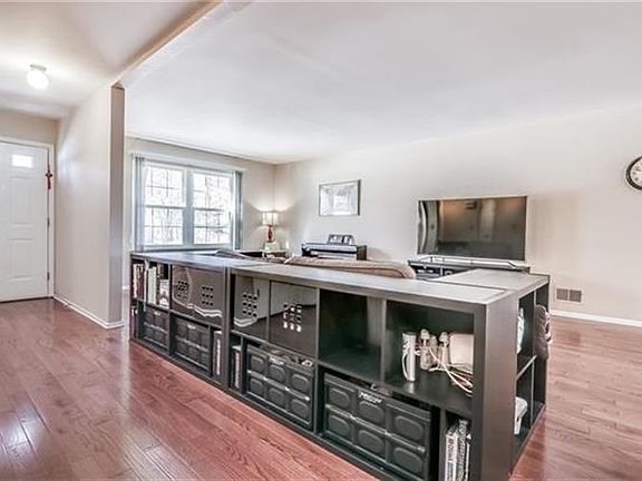 4th image of 26 Somerset Dr