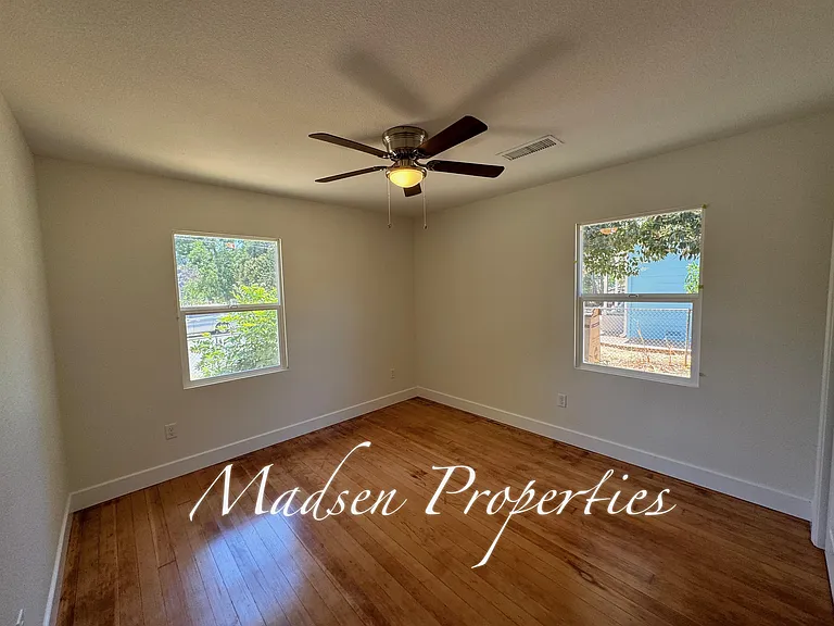 2718 Brown Ave — Photo 4