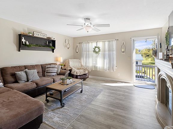 5th image of 209 Deerborne St