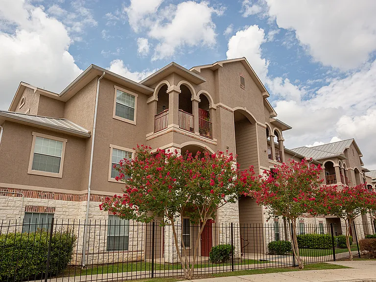 Town Square Apartments — Photo 35