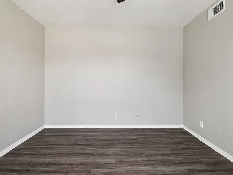 Oak Tree Apartments — Photo 19