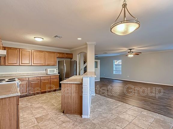 4th image of 912 E Mayfield Cir