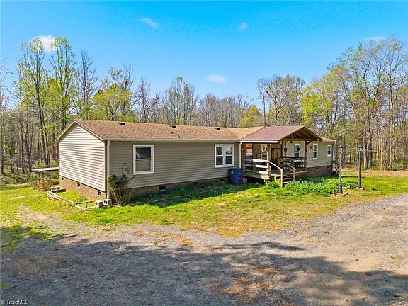 2nd image of 1011 Comer Rd