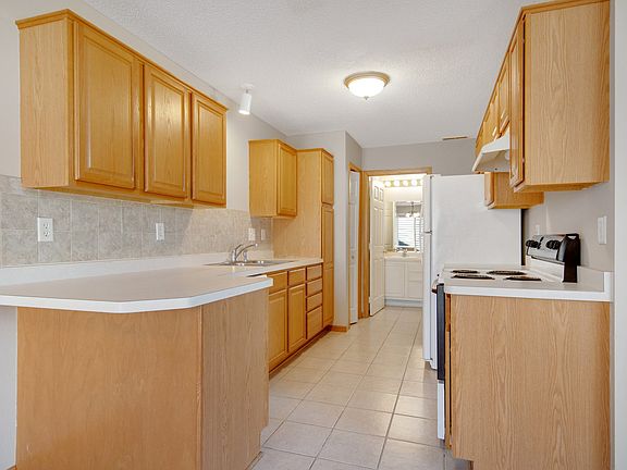 Very nice kitchen with all appliances.
