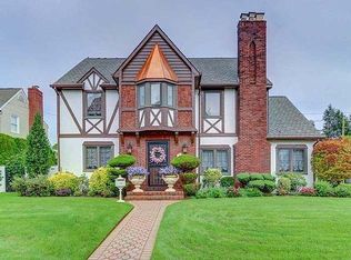 85 Park Blvd, Malverne, NY 11565