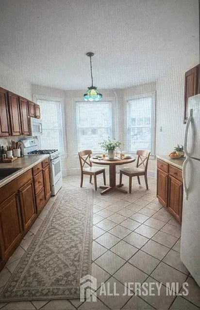 2 bed, 1.0 bath, $2,200 — Photo 2