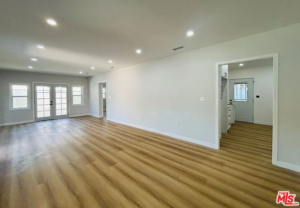 3 bed, 2.0 bath, 1460 sqft, $3,295 — Photo 4