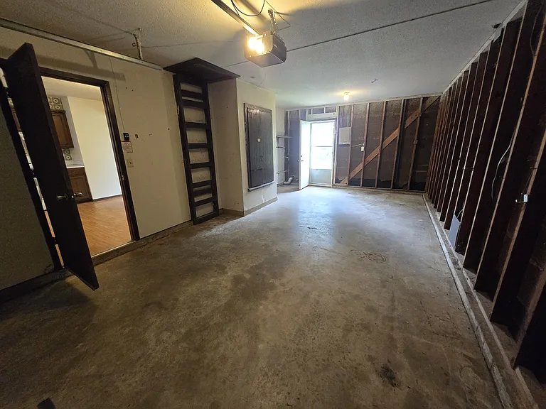 Crest Dr — Photo 13