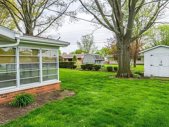 3rd image of 209 Glenwood Dr