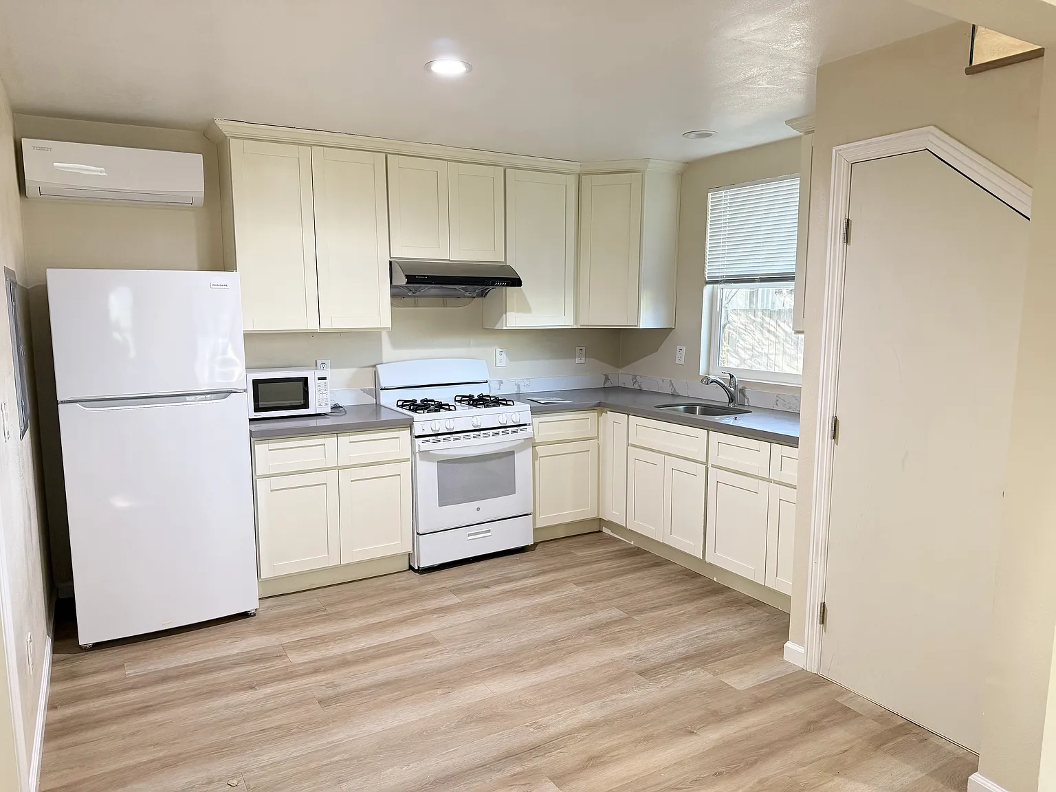 3 bed, 864 sqft, $4,200 — Photo 2