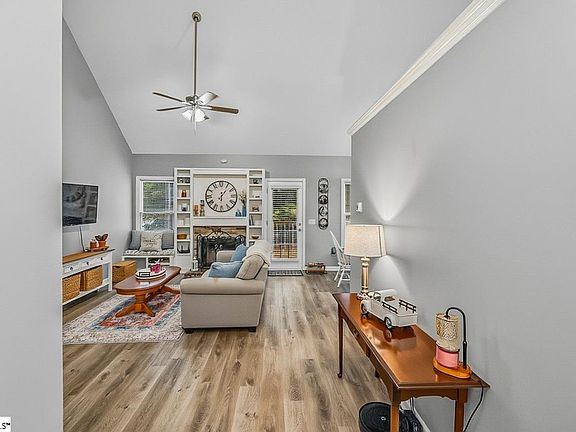 4th image of 16 Fawndale Ln