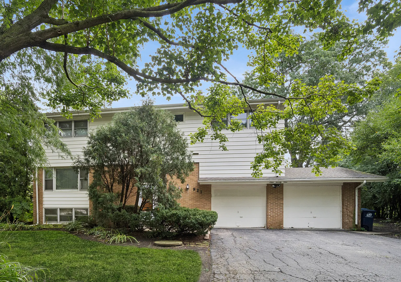 4 bed, 2.5 bath, 2500 sqft, $4,000 — Photo 1