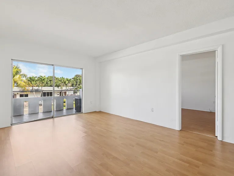 Esquire Apartments — Photo 24