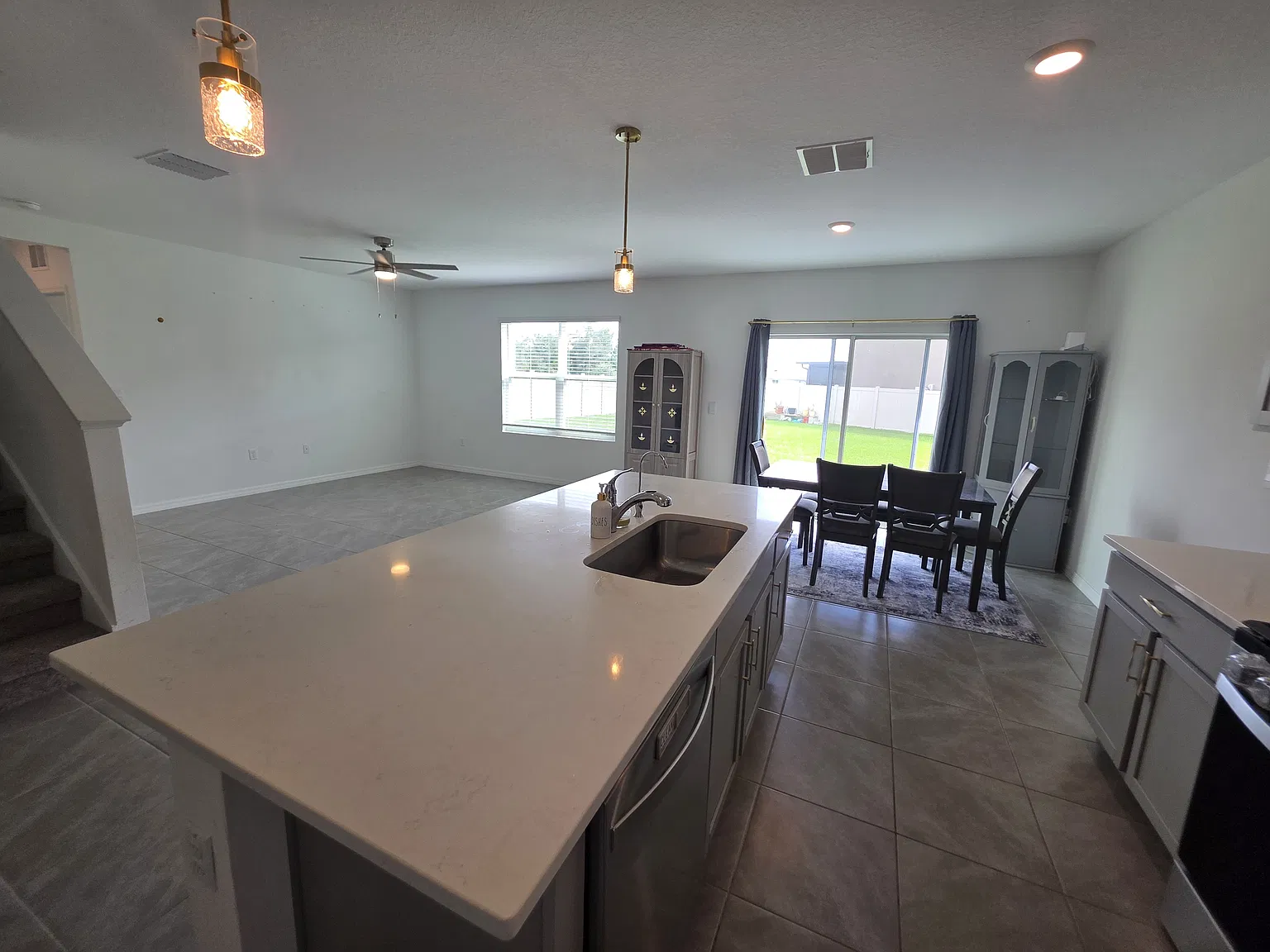 5 bed, 2605 sqft, $2,900 — Photo 4