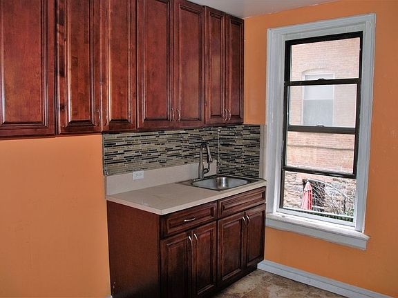 5th image of 258 W 117th St APT 1E
