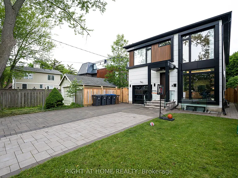 585 Montbeck Cres — Photo 2