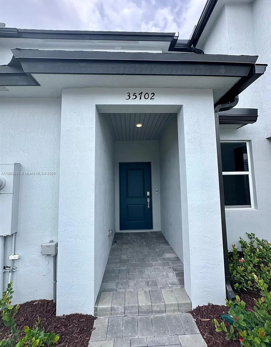 3 bed, 3.0 bath, $2,650 — Photo 2