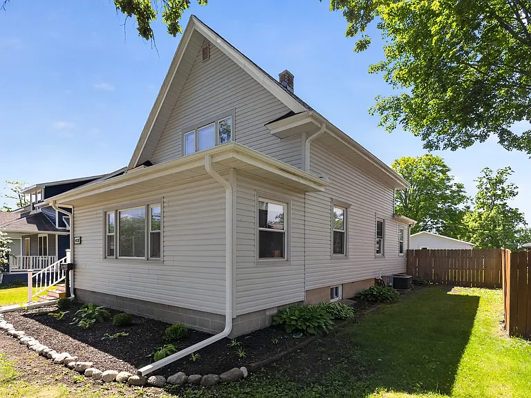 408 E Geneva St — Photo 2