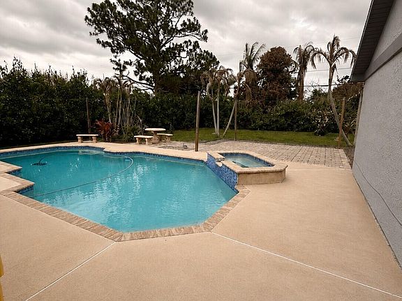 3rd image of 340 SW Paar Drive
