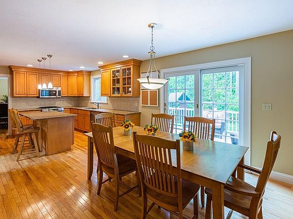 5th image of 31 Tanglewood Dr
