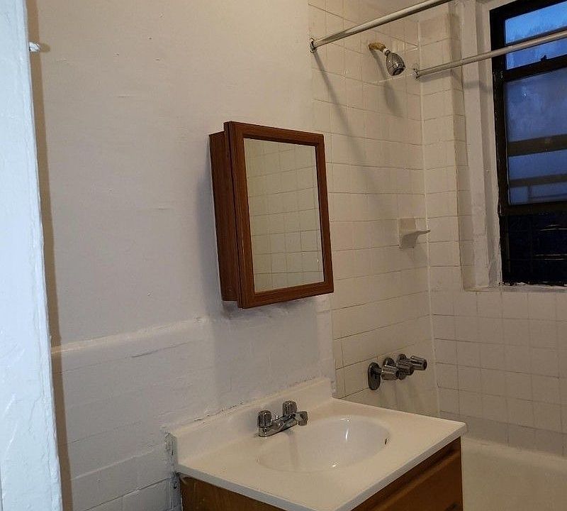 2nd image of 811 Crotona Park N APT 2